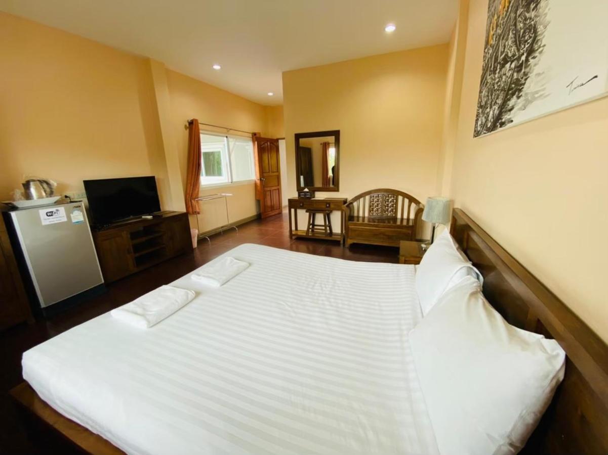 Hotel Baan Suan Khun Yaiy Ban Wang Takhrai Exterior foto
