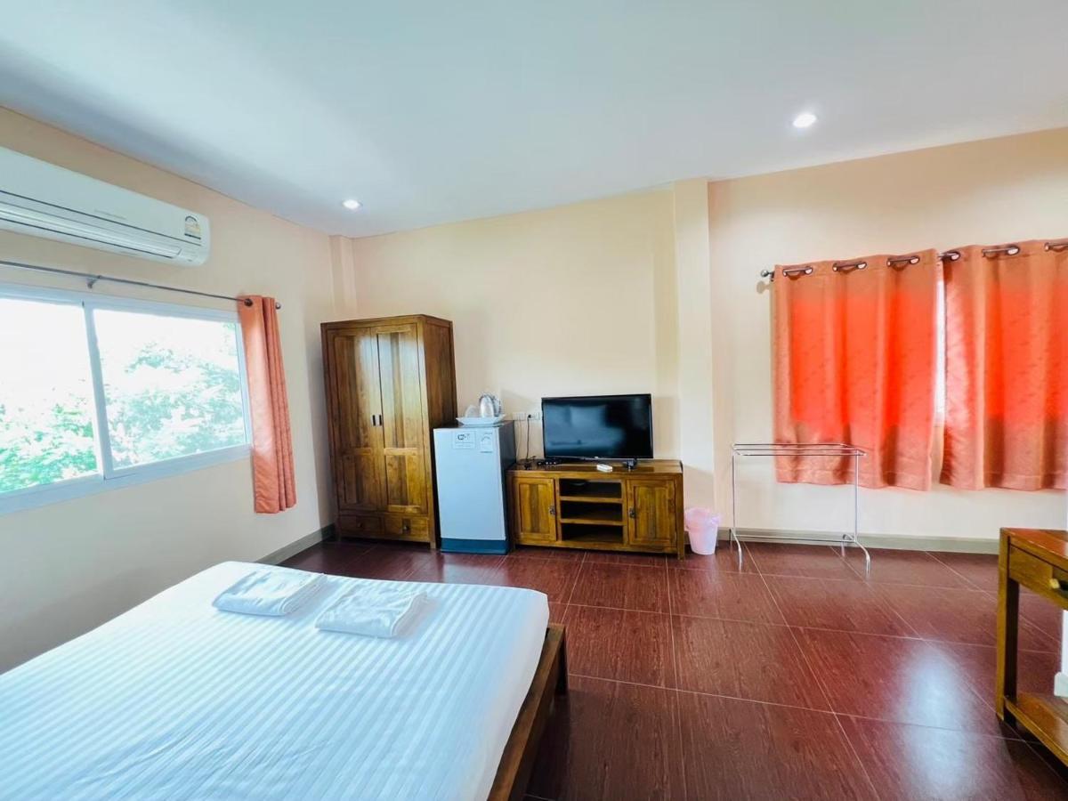 Hotel Baan Suan Khun Yaiy Ban Wang Takhrai Exterior foto