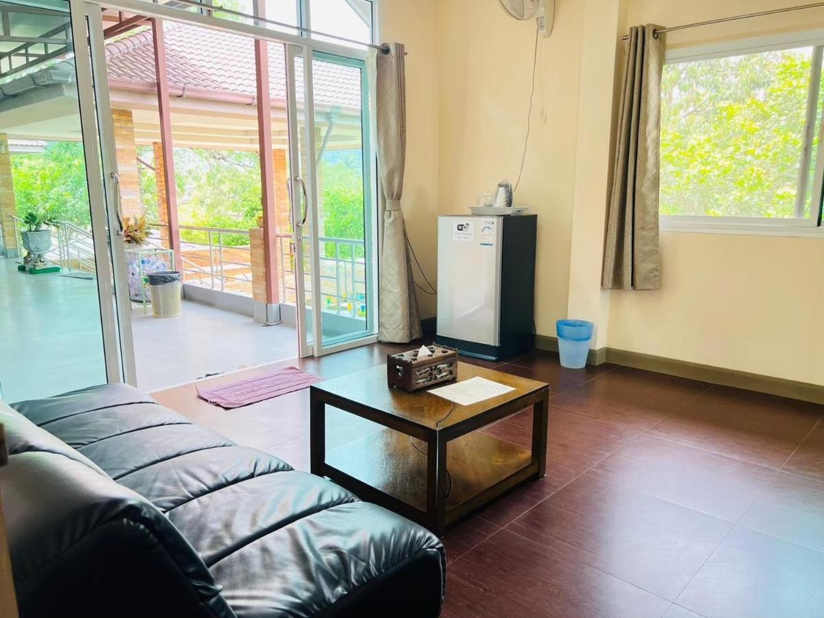 Hotel Baan Suan Khun Yaiy Ban Wang Takhrai Exterior foto