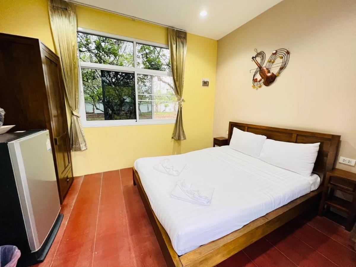 Hotel Baan Suan Khun Yaiy Ban Wang Takhrai Exterior foto